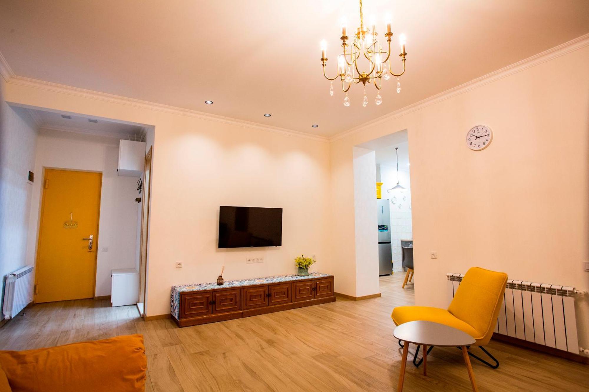 Yellow Apartment In Avlabari Tbilisi Eksteriør bilde
