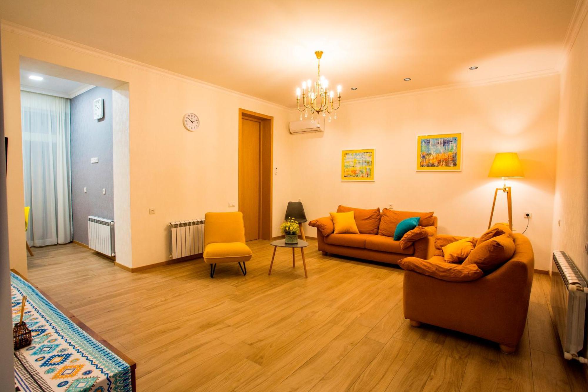 Yellow Apartment In Avlabari Tbilisi Eksteriør bilde