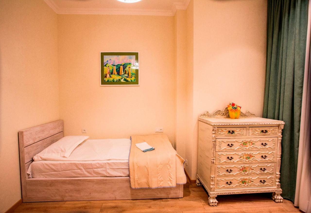 Yellow Apartment In Avlabari Tbilisi Eksteriør bilde