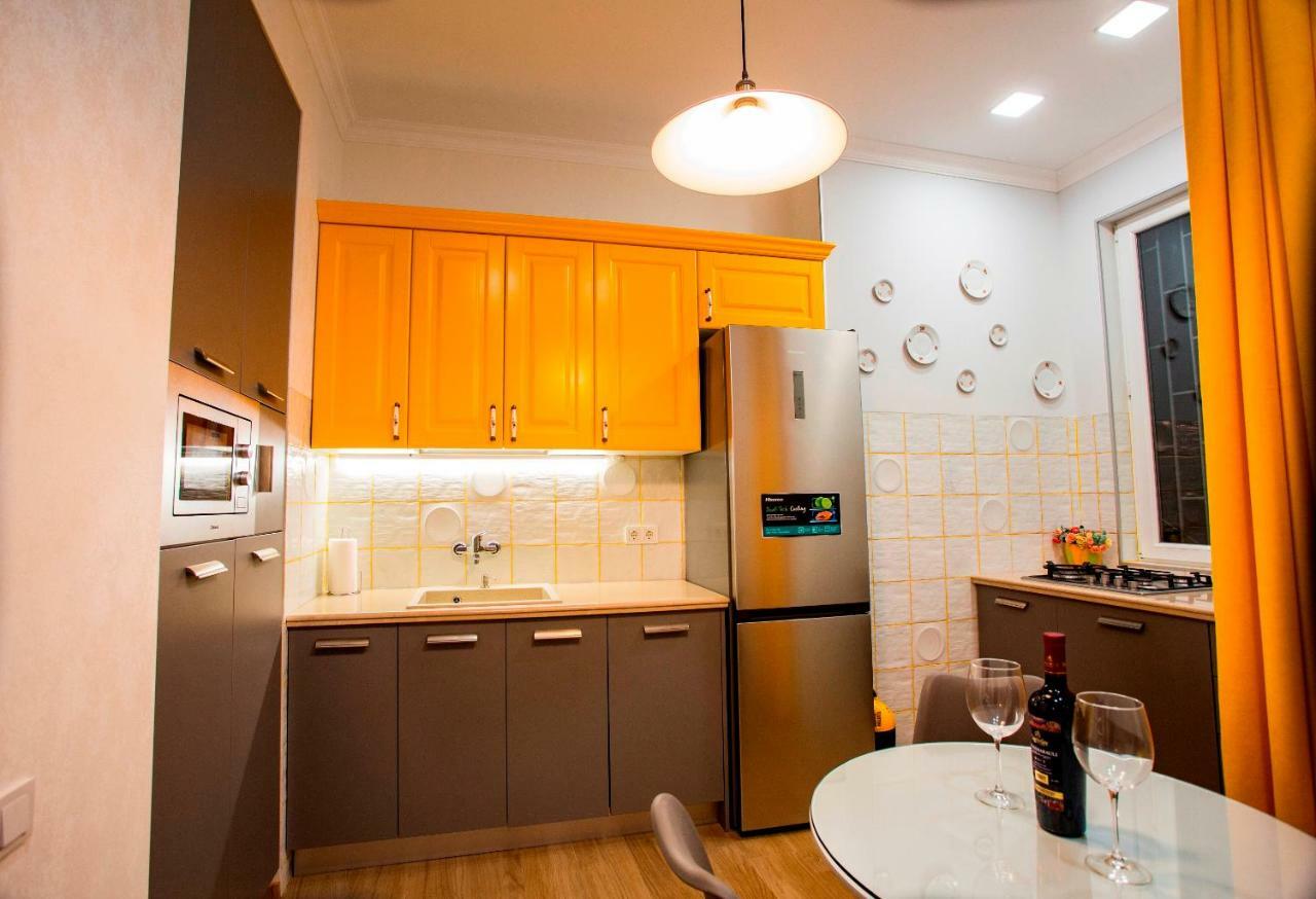 Yellow Apartment In Avlabari Tbilisi Eksteriør bilde