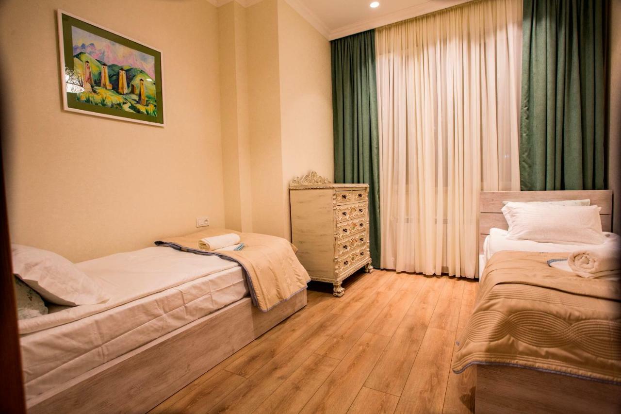 Yellow Apartment In Avlabari Tbilisi Eksteriør bilde