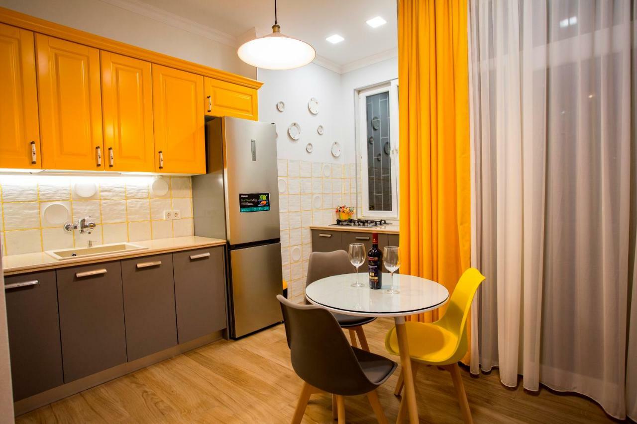 Yellow Apartment In Avlabari Tbilisi Eksteriør bilde